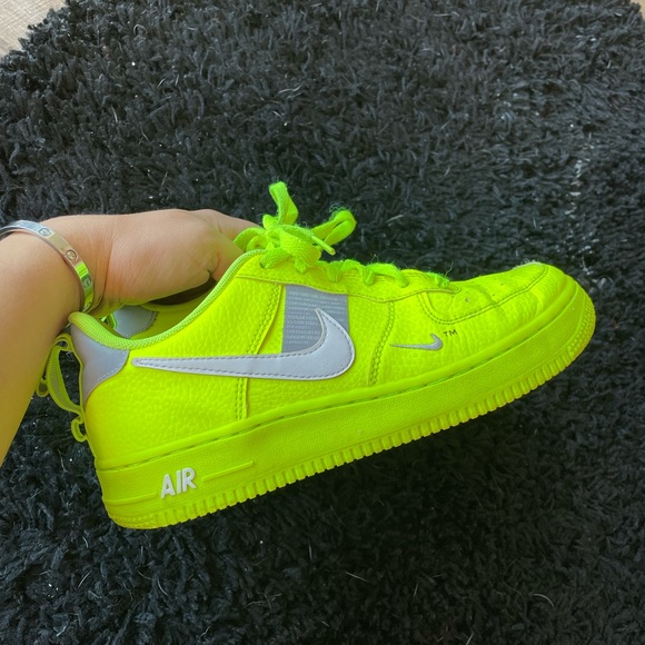 NIKE Air Force 1 Low LV8 Utility GS 'Volt' - Picture 12 of 14